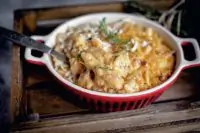 Галушки с беконом и чесноком, запеченные под сыром