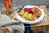 Утиные ножки с капустой и картофельными кнедликами