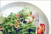 Салат с роллами из огурцов и клубникой