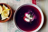 Летний борщ со сметаной и зеленым луком