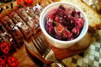 Пикантный салат из свеклы, огурца, лука и творога