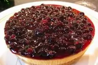 Торт с хурмой и черной смородиной