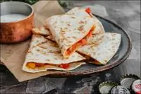 Кесадилья с курицей и сыром чеддер