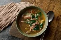 Горячий суп с копченым брискетом