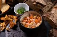 Киноа с раковыми шейками, гребешками и тыквой