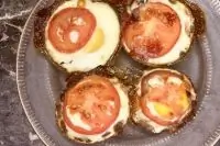 Мясные кексы с яйцом и помидором