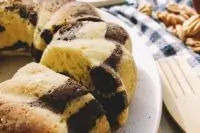 Пирог «Зебра» в форме для кекса