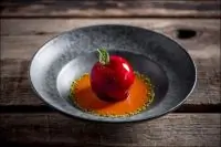 Яблоко, запеченное с черносливом, орехами и манговым соусом