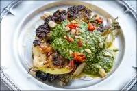 Стейк из цветной капусты с соусом чимичурри