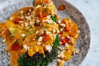 Брокколи в соусе карри