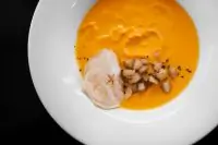 Тыквенный суп с кокосовым молоком и яблочным чатни