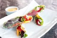 Спринг-роллы с креветками и манго