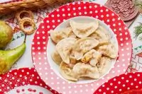 Постные вареники с айвой и кокосовыми сливками