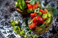 Жареное на гриле авокадо с эдамамэ и томатами