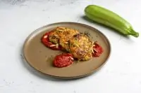 Оладьи из овощей в томатном соусе с тыквенными семечками