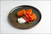 Панкейки из батата с постной сметаной и помидорами конкасе