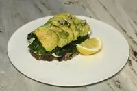 Тост с авокадо и шпинатом