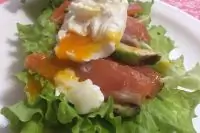 Бутерброд с авокадо, форелью и яйцом пашот