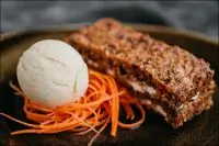 Морковный торт со сметаной и сухофруктами