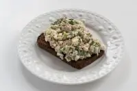 Тосты с бородинским хлебом, иваси, рисом и яйцом