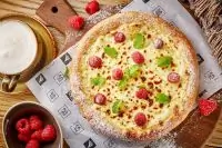 Сладкий хачапур с ягодами и сливочным сыром