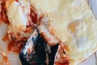 Запеченные яйца с сыром, томатами и базиликом