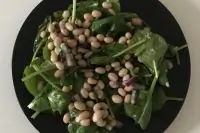 Салат с фасолью и шпинатом