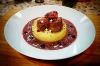 Утка, тушенная в красном вине с луком и смородиной