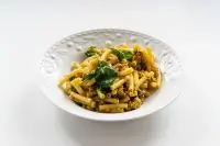 Макароны карри с консервированной скумбрией и шпинатом