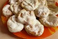 Творожные лепешки со сметанным соусом