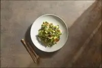 Салат кейл с редисом и кокосовой заправкой