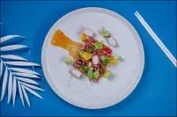 Татаки из тунца с хрустящим редисом, мятой и зеленым базиликом