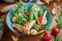 Весенний салат с помидорами, голубым сыром и редисом