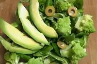 Салат с романеско и чесноком