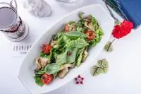 Салат со щавелем, цесаркой и грибами