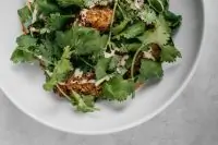 Фалафель с салатом из щавеля и капусты и соусом из хумуса