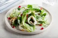 Теплый кальмар с зеленым салатом