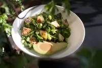 Зеленый салат с авокадо с двумя соусами