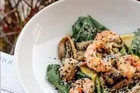 Салат из шпината с креветками