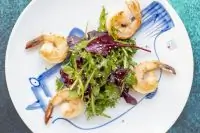 Салат с кунжутом и креветками