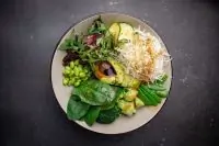 Зеленый салат с авокадо и эдамамэ