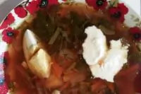 Зеленый борщ со стрелками чеснока