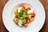 Салат с печеными баклажанами, томатами и сливочным сыром