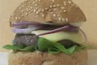 Гамбургер из говядины с руколой и красным луком