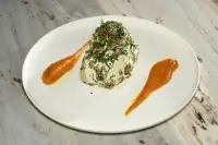 Цветная капуста на гриле с йогуртом из кешью