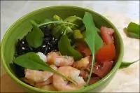 Боул с креветками, авокадо и черным рисом