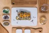 Запеченная тушка черного гренадера с овощами