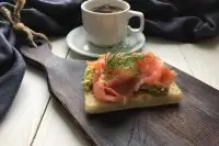 Брускетта с пастой из авокадо и семгой