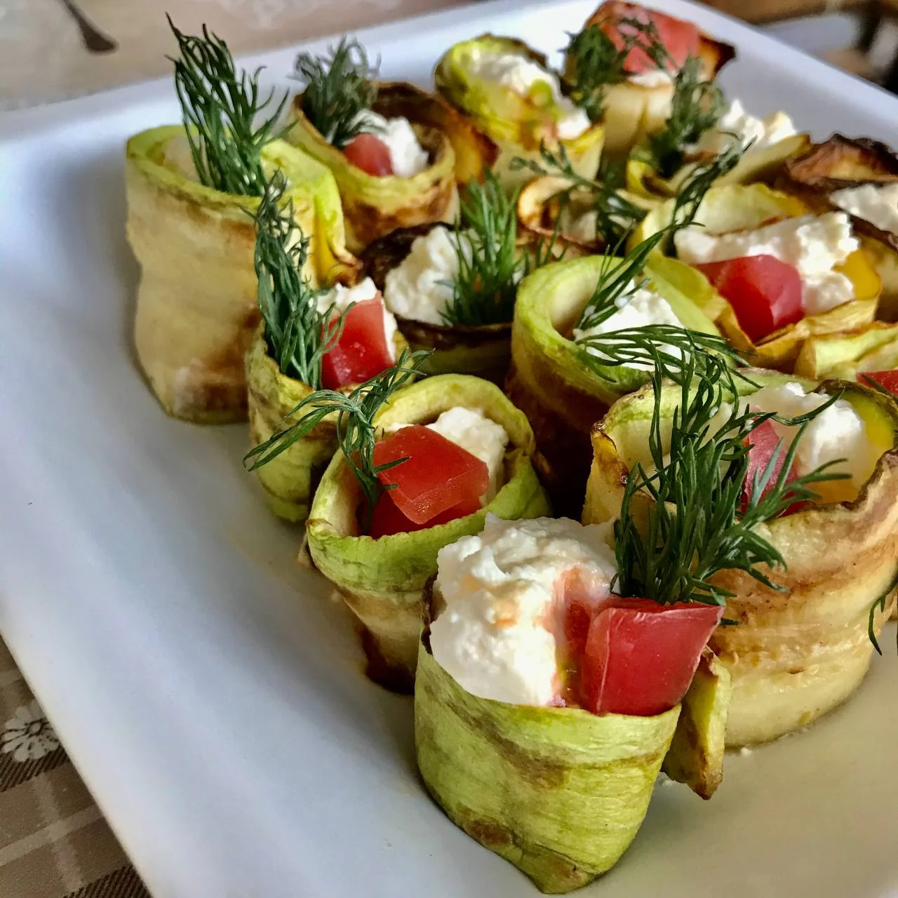 Рулетики из кабачков. Рулет из кабачков с сыром и помидорами. Рулетики из кабачков с помидорами. Рулетики из кабачков с помидорами и сыром. Рулетики из кабачков с сыром и чесноком.