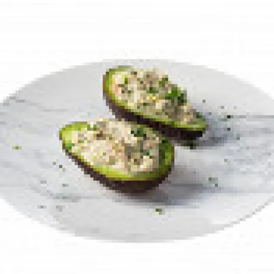 Фаршированные авокадо с салатом из тунца